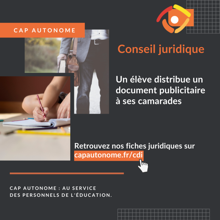 Un élève distribue un document à ses camarades - Cap Autonome